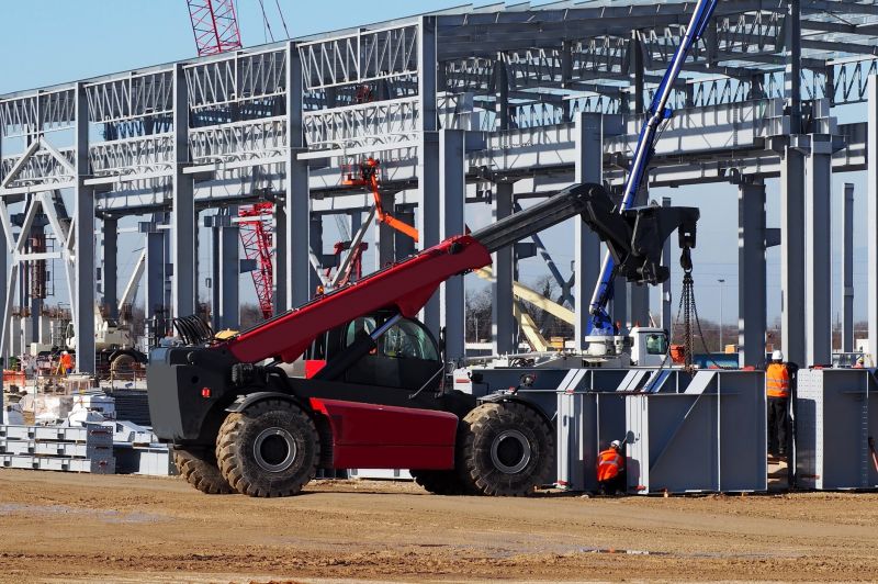 It can operate on uneven, rough surfaces.